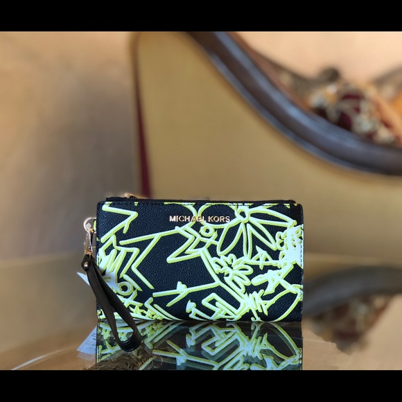 Michael Kors Handbags - NWT Michael Kors jet set smartphone wristlet